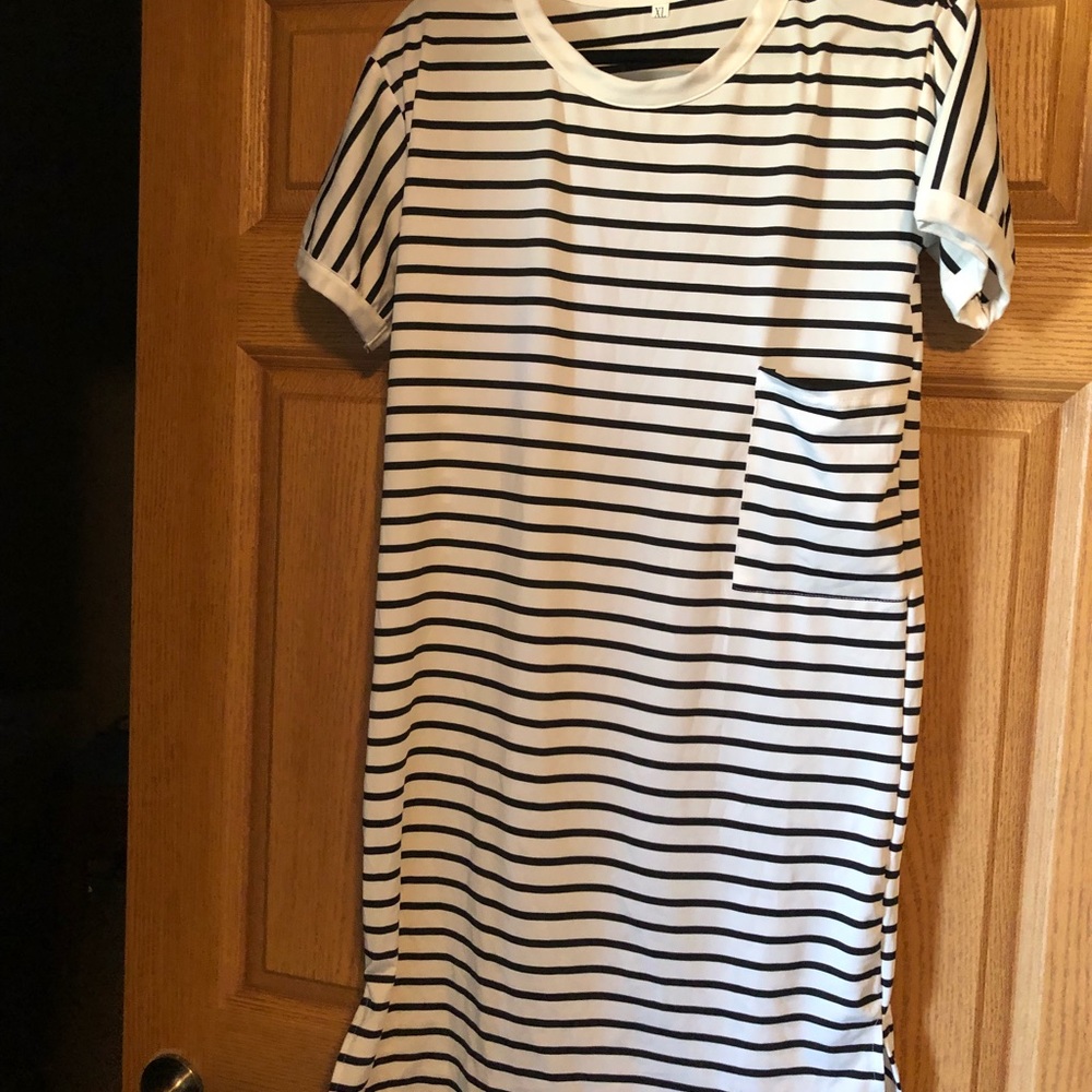 Striped T-Shirt Dress 🔲